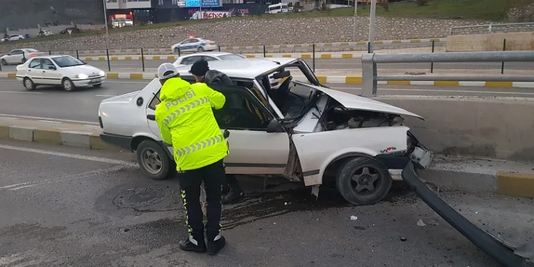 Refüjdeki duvara çarpan otomobilin sürücüsü ölümden döndü