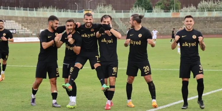 Yalovaspor liderliğini sürdürdü