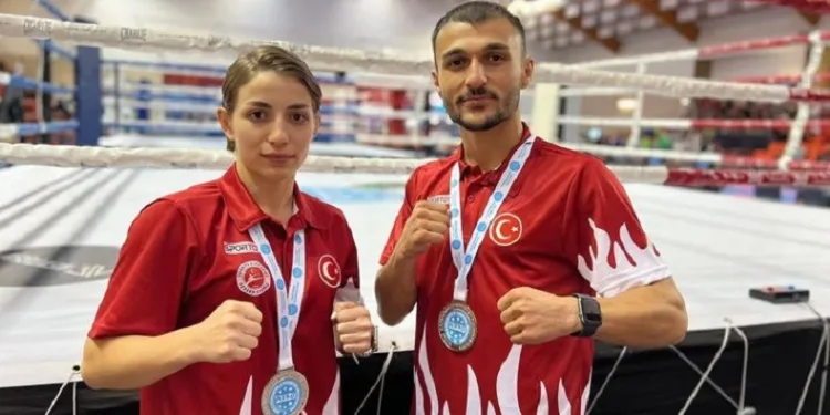 Kıckboks Dünya şampiyonasında 2 gümüş madalya