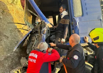 Tırda sıkışan sürücüyü itfaiye kurtardı