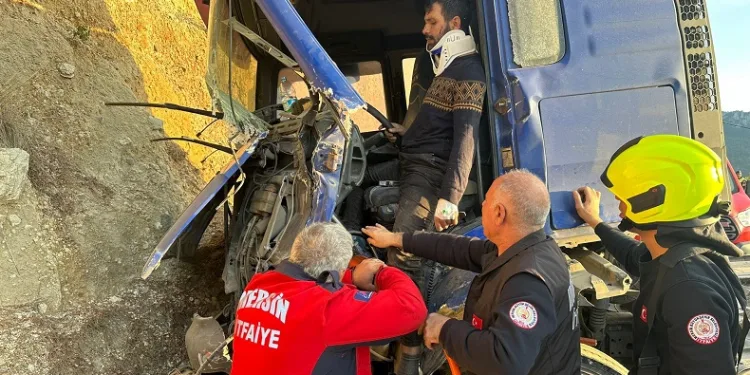 Tırda sıkışan sürücüyü itfaiye kurtardı