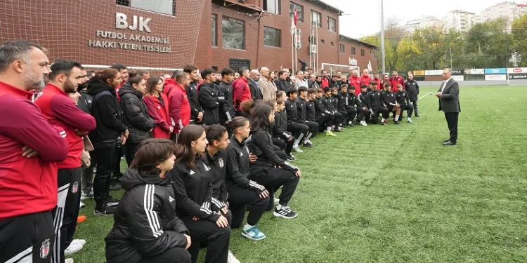 Beşiktaş Başkanı Ahmet Nur Çebi’den sporculara veda ziyareti