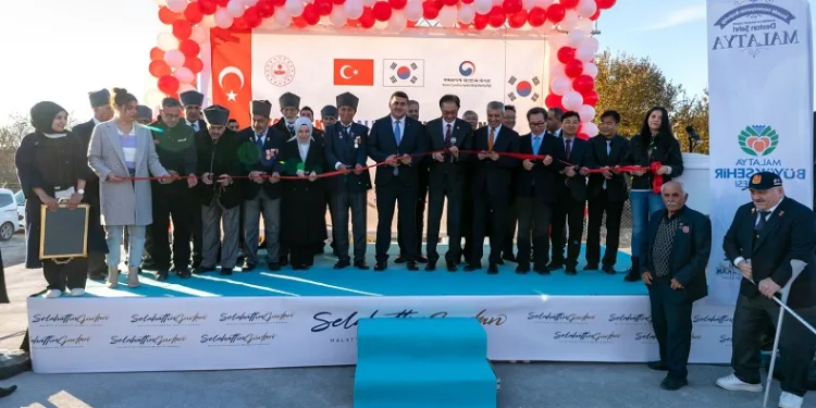 Malatya’da 210 konteynerden oluşan Korepck Mahallesi törenle açıldı