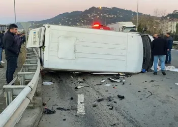Minibüs ile otomobil çarpıştı: 4 yaralı