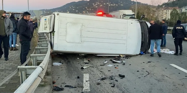 Minibüs ile otomobil çarpıştı: 4 yaralı