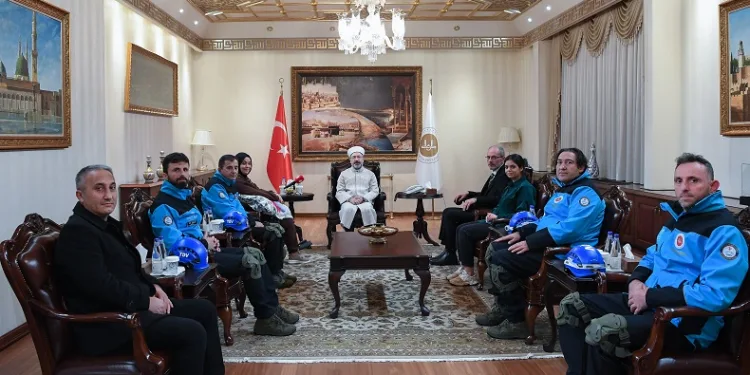 Depremzedelerden Diyanet İşleri Başkanı Erbaş’a ziyaret