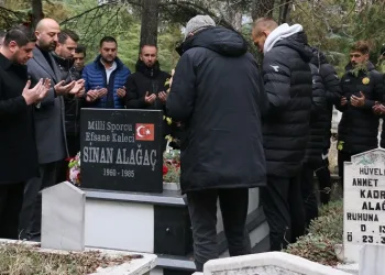 Eskişehirspor’dan, milli kaleci Sinan Alağaç’ın kabrini ziyaret