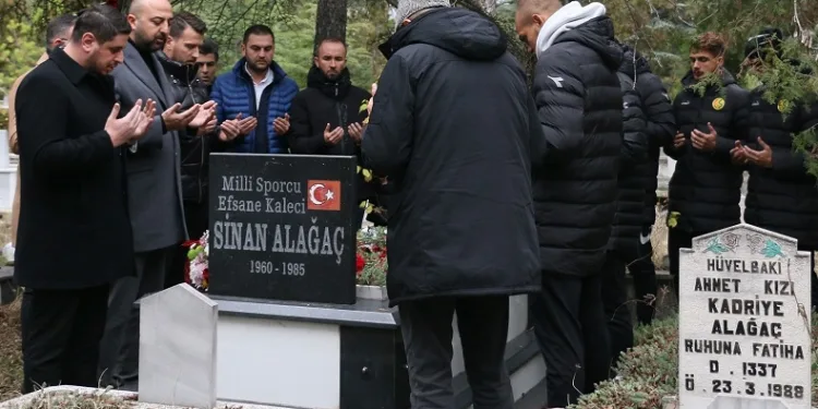 Eskişehirspor’dan, milli kaleci Sinan Alağaç’ın kabrini ziyaret