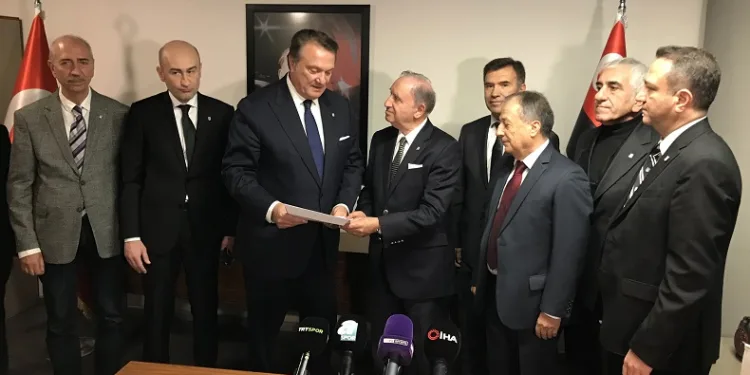 Beşiktaş Başkan Adayı Hasan Arat, yönetim kurulu listesini teslim etti