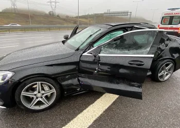 Lüks otomobil tıra çarptı