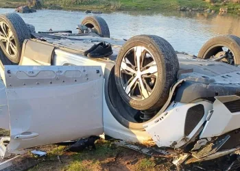 Diyarbakır’da kontrolden çıkan otomobil dereye uçtu