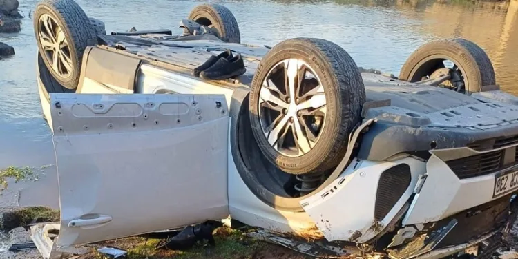 Diyarbakır’da kontrolden çıkan otomobil dereye uçtu