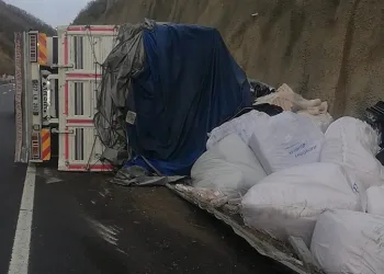 Bursa’da tır ile çarpışan kamyon devrildi