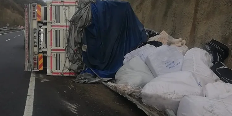 Bursa’da tır ile çarpışan kamyon devrildi