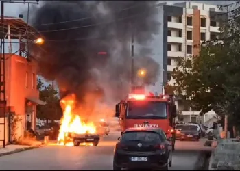 Park halindeki otomobil alev alev yandı