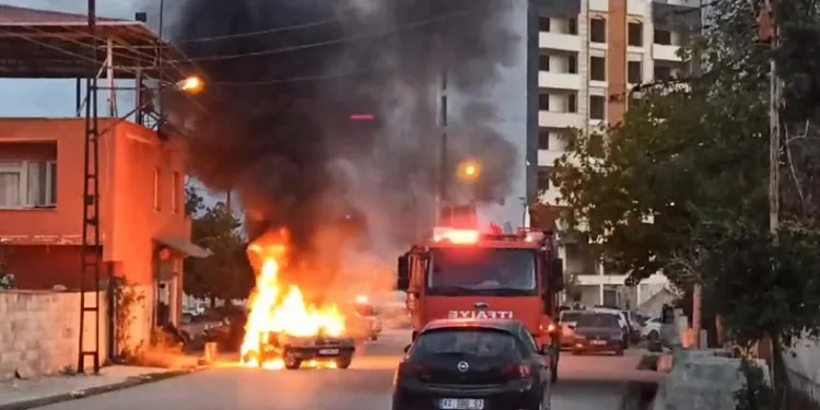 Park halindeki otomobil alev alev yandı