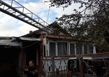 Ahşap evde elektrik kabloları yangın çıkardı