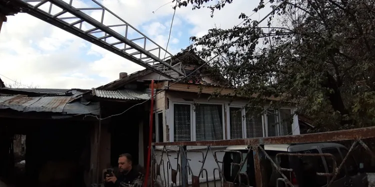Ahşap evde elektrik kabloları yangın çıkardı