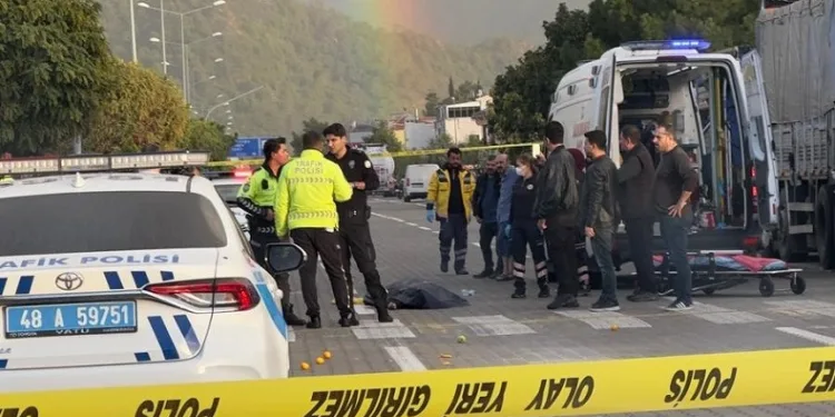 Otomobilin çarptığı kadın hayatını kaybetti