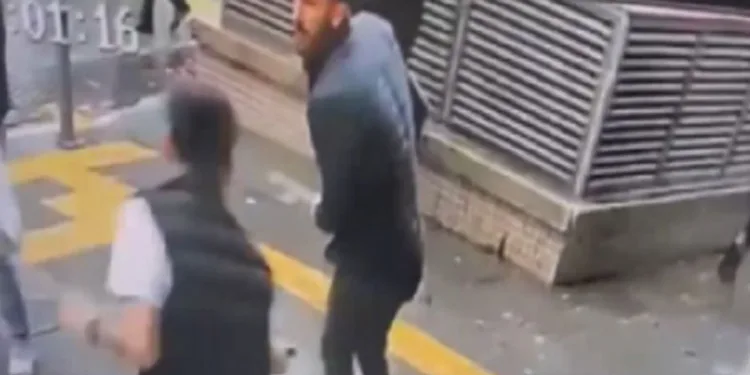 İzmir’de kalabalığın ortasında silahlı saldırı
