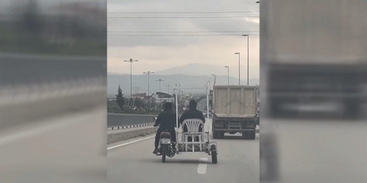 Plastik sandalyede yolculuk keyfi