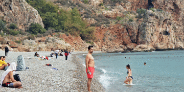Sarı ve turuncu kodla uyarılan Antalya’da deniz keyfi