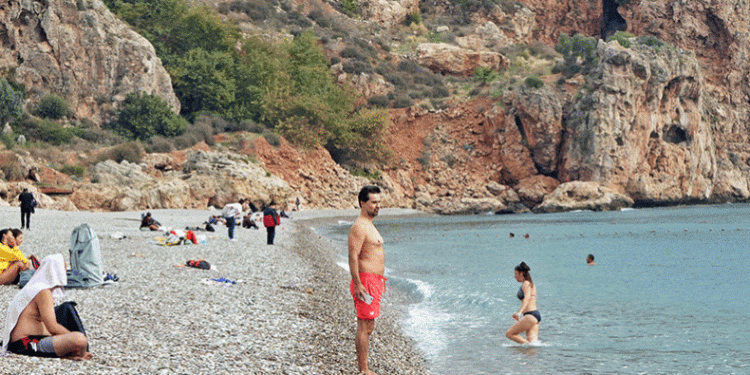 Sarı ve turuncu kodla uyarılan Antalya’da deniz keyfi