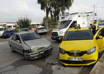 Antalya’da otomobil ile ticari taksi çarpıştı: 2 yaralı