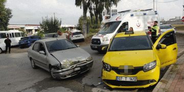Antalya’da otomobil ile ticari taksi çarpıştı: 2 yaralı