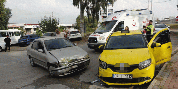 Antalya’da otomobil ile ticari taksi çarpıştı: 2 yaralı