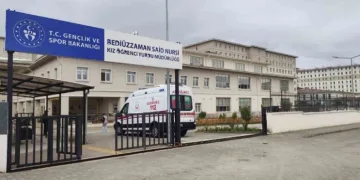 Yurtta kalan 90 öğrenci yediği yemekten zehirlendi