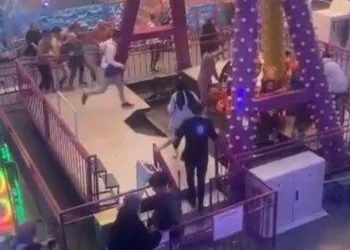 AVM’de faciadan dönüldü: Çocukların bindiği oyuncak devrildi