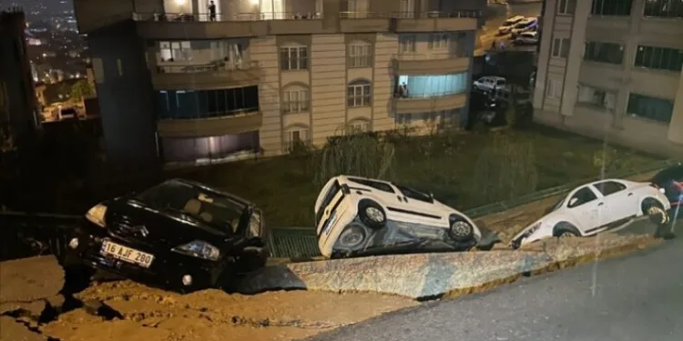 Bursa’da istinat duvarı çöktü