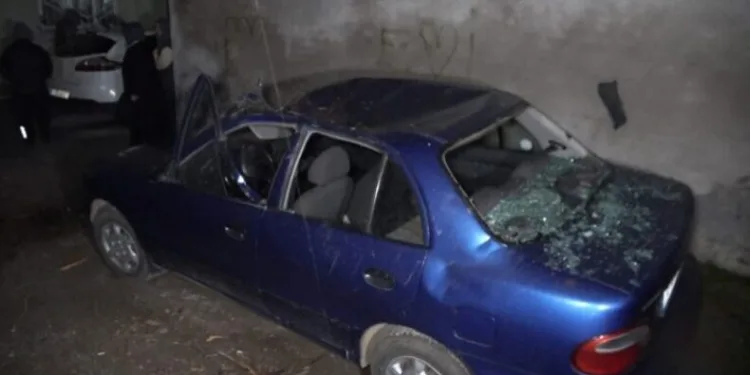 Bursa fırtınaya teslim! Bir mahallede 5 araç zarar gördü