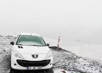 Erzurum-Tekman karayolunda kar yağışı etkili oldu