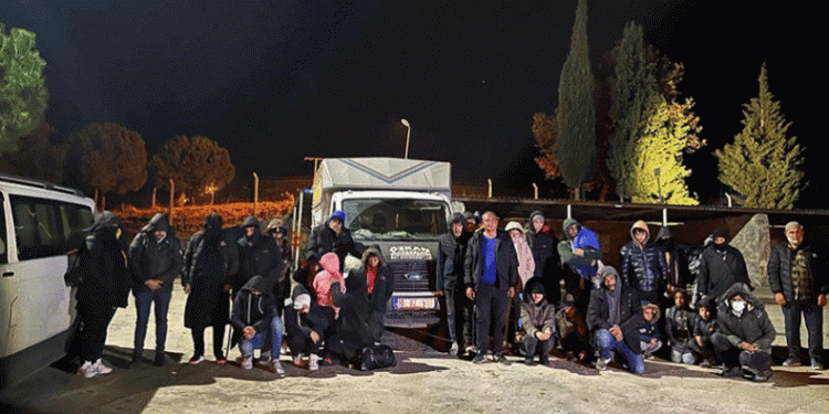 Ezine’de 64 kaçak göçmen ile 4 organizatör yakalandı