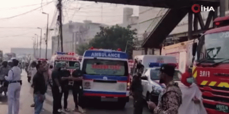 Pakistan’da AVM’de yangın: 11 ölü