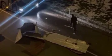 Erzurum’da fırtına çatıları uçurdu