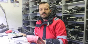 Diyarbakır’da iki otomobil çarpıştı: 2 ölü, 1 yaralı