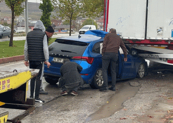Otomobil park halindeki tırın altına girdi