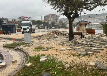 Büyükşehir’den fırtına mesaisi