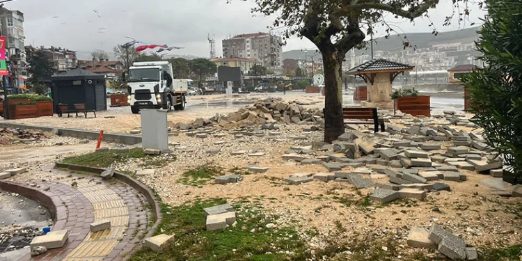 Büyükşehir’den fırtına mesaisi