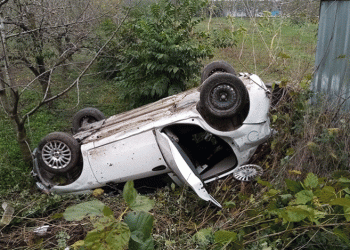 Bursa’da otomobil tarlaya uçtu, baba ve oğlu yaralandı