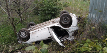 Bursa’da otomobil tarlaya uçtu, baba ve oğlu yaralandı