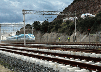 Raylarda yürüyen vatandaşa Yüksek Hızlı Tren çarptı
