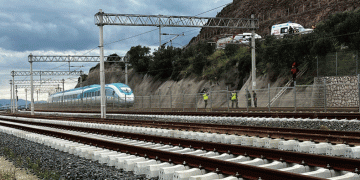 Raylarda yürüyen vatandaşa Yüksek Hızlı Tren çarptı