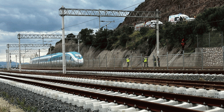 Raylarda yürüyen vatandaşa Yüksek Hızlı Tren çarptı