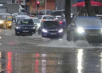 Şiddetli yağış sonrası caddeleri su bastı