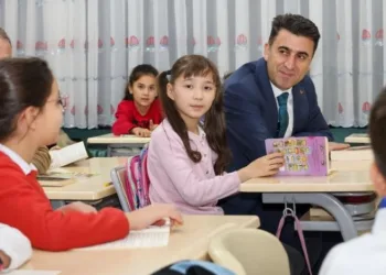 Vali öğrencilerle sırada oturup kitap okudu