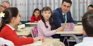 Vali öğrencilerle sırada oturup kitap okudu